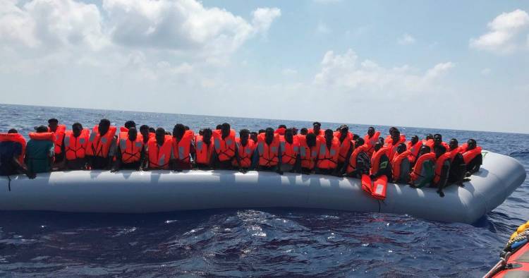 RESCATAN A OTROS 80 MIGRANTES EN EL MEDITERRÁNEO Y BUSCAN UN PUERTO PARA LLEVARLOS