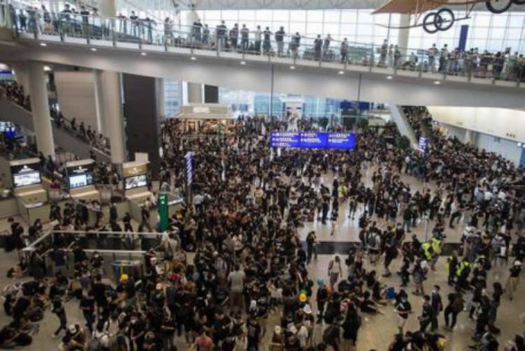 CHINA: MILES DE MANIFESTANTES EN EL AEROPUERTO, TODOS LOS VUELOS CANCELADOS