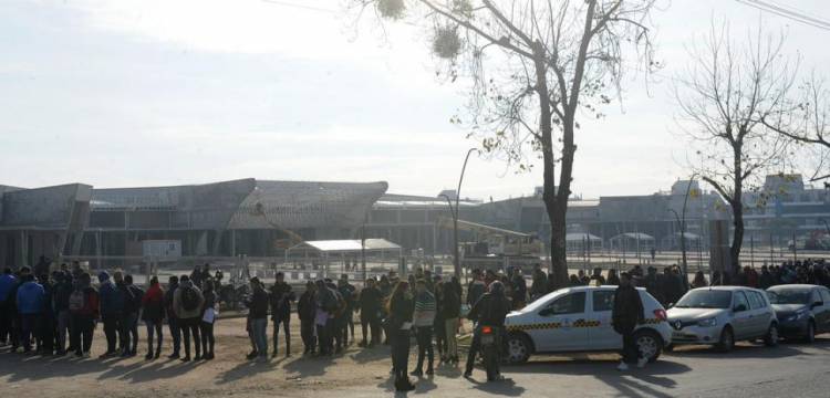 TUCUMÁN: VARIAS CUADRAS DE FILA PARA CONSEGUIR UN TRABAJO