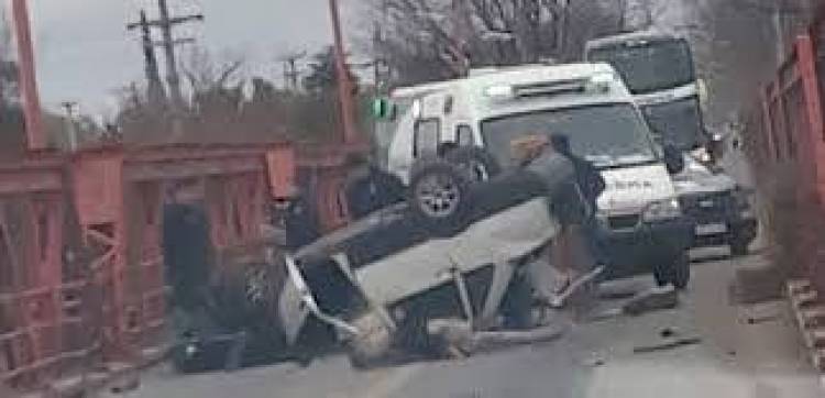 MANEJABA ALCOHOLIZADO Y CASI PROVOCÓ UNA TRAGEDIA AL VOLCAR SOBRE UN PUENTE EN MENDOZA