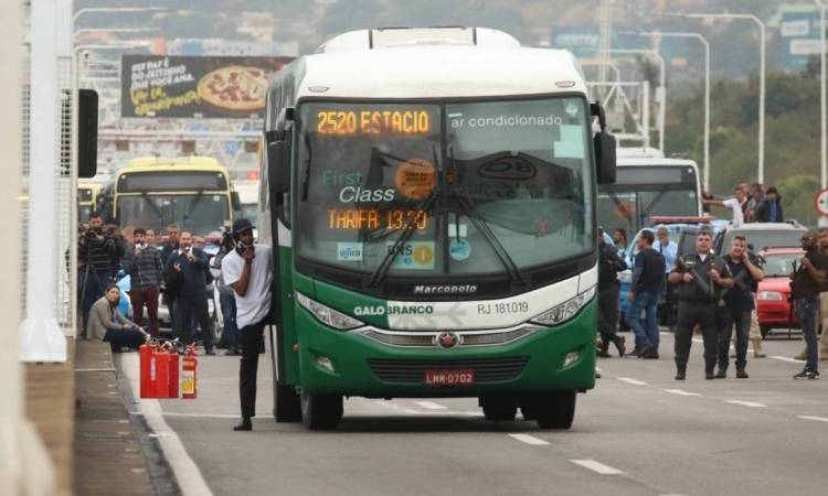 BRASIL: UN HOMBRE ARMADO SECUESTRÓ UN COLECTIVO CON 37 PASAJEROS