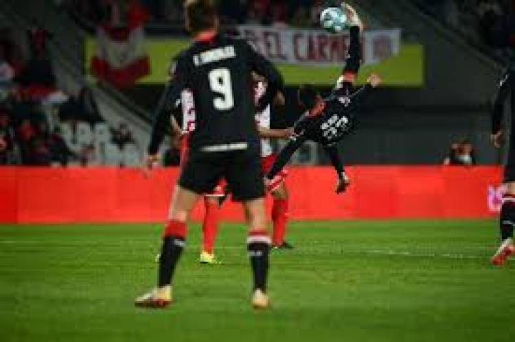 EL PINCHA VAPULEÓ AL ROJO, CON UN GOLAZO DE KALINSKI PARA EL RECUERDO