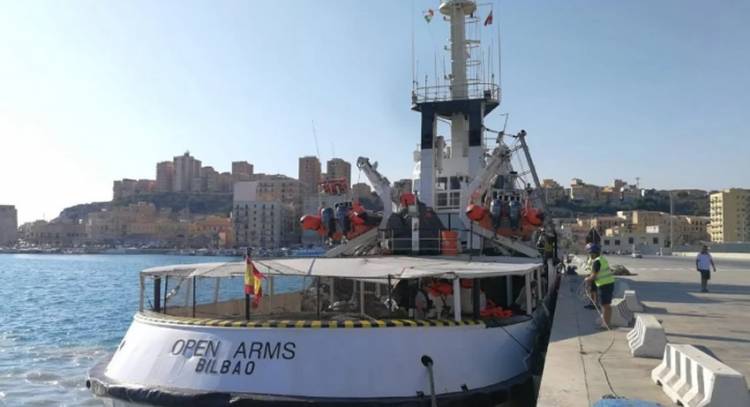 NAUFRAGA UN BARCO EN EL MEDITERRÁNEO: AL MENOS 40 INMIGRANTES MUERTOS