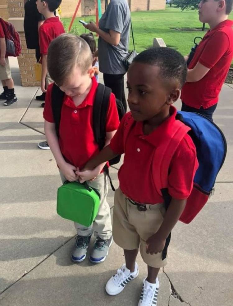 UN NIÑO TOMÓ DE LA MANO A SU COMPAÑERO CON AUTISMO Y LA FOTO SE HIZO VIRAL