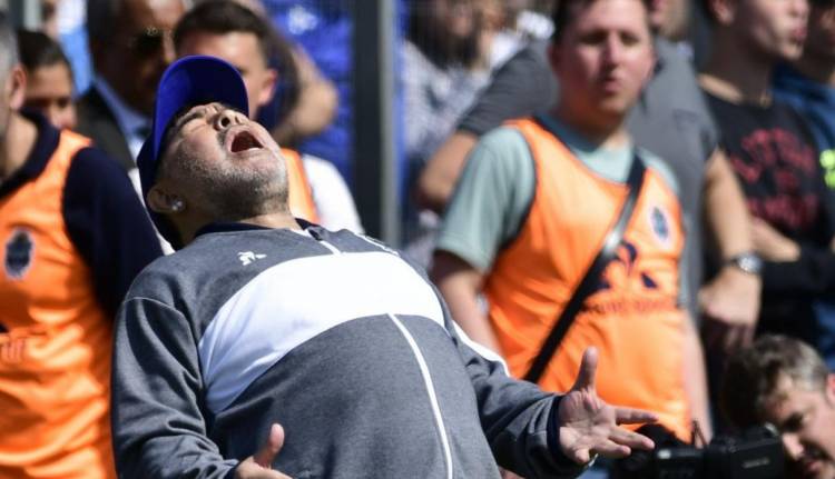 RACING AMARGÓ A MARADONA EN SU DEBUT COMO DT DEL LOBO