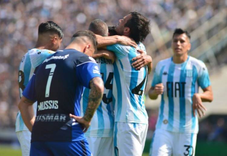 RACING AMARGÓ A MARADONA EN SU DEBUT COMO DT DEL LOBO