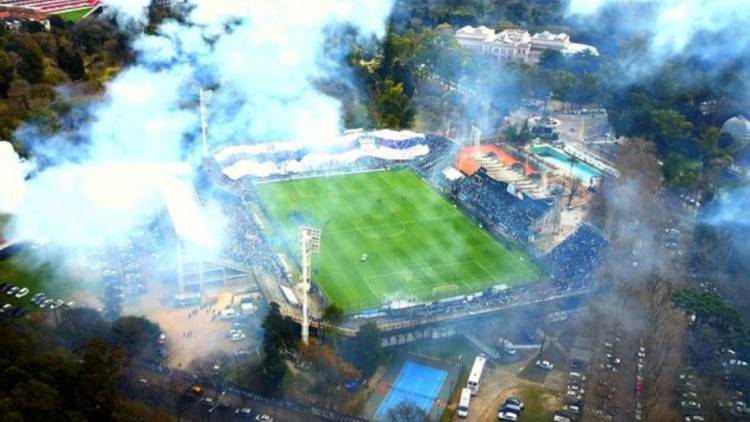 RACING AMARGÓ A MARADONA EN SU DEBUT COMO DT DEL LOBO