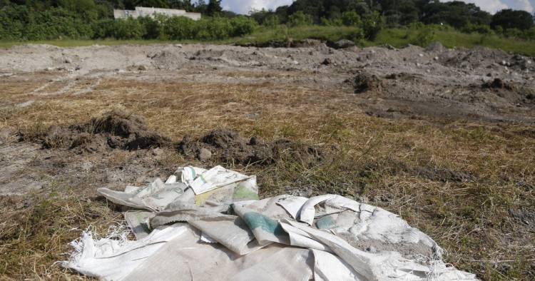 VIOLENCIA NARCO EN MÉXICO: HALLARON EN UNA FOSA 119 BOLSAS CON RESTOS HUMANOS EN JALISCO