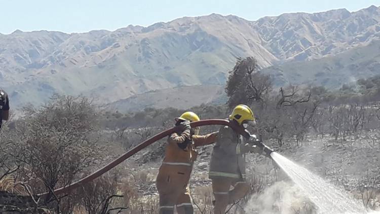 SAN LUIS: EN MERLO CONTROLAN EL INCENDIO EN SIERRA DE LOS COMECHINGONES