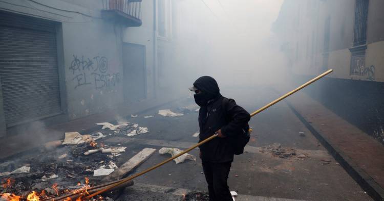 EN ECUADOR, LOS INDÍGENAS SIGUEN SU MARCHA HACIA LA CAPITAL Y ESPERAN LLEGAR ESTE MARTES EN PROTESTA POR EL ALZA DE COMBUSTIBLES