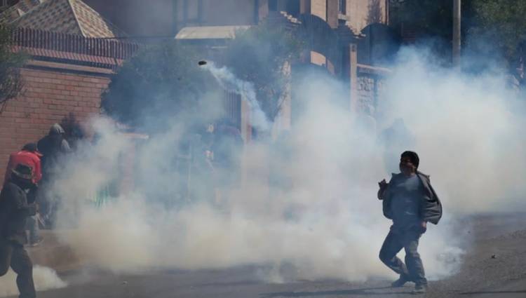 TENSIÓN EN BOLIVIA: TRAS LOS COMICIOS DEL DOMINGO 20, SE AGUDIZAN LAS PROTESTAS Y CRECEN LOS CHOQUES ENTRE MANIFESTANTES