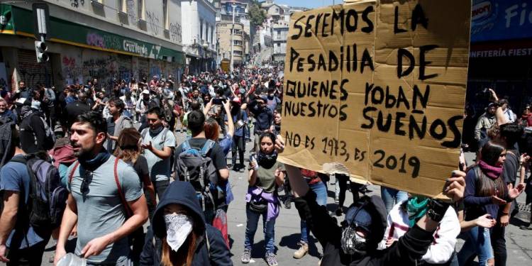 CHILE DESPERTÓ: CRONICA DE UNA MARCHA MULTITUDINARIA ANUNCIADA, CONTINÚA LA REPRESIÓN Y ATROPELLOS A CIVILES 