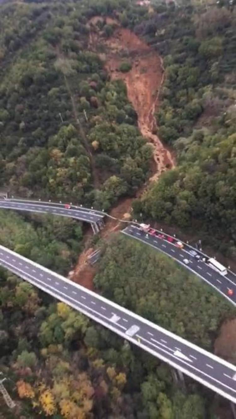 ITALIA: CERRARON LA AUTOPISTA A26 LUEGO DE HABERSE DESPLOMADO UN PUENTE