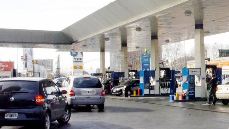 OTRO GOLPE AL BOLSILLO, LOS COMBUSTIBLES AUMENTARON MÁS DE 6%: ES EL DÉCIMO INCREMENTO EN EL AÑO