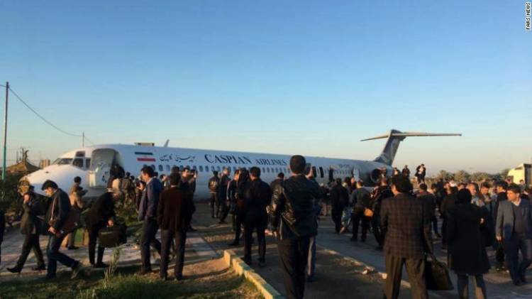 IRÁN: UN AVIÓN COMERCIAL  ATERRIZÓ EN PLENA CALLE