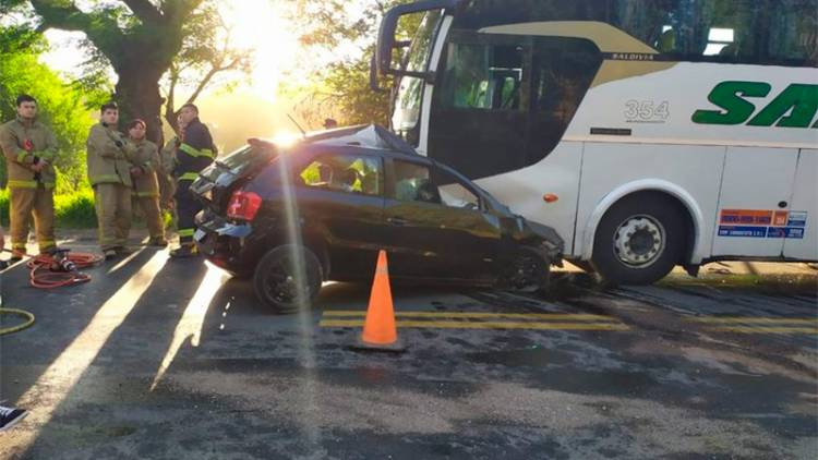 EN CÓRDOBA UN JOVEN MURIÓ EN UN CHOQUE FRONTAL ENTRE UN AUTO Y UN COLECTIVO