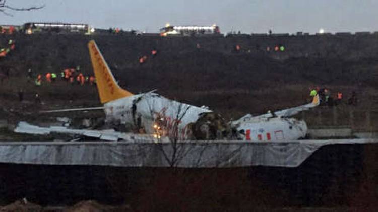 TURQUÍA: UN AVIÓN DE PASAJEROS SE INCENDIÓ Y SE PARTIÓ EN TRES PEDAZOS