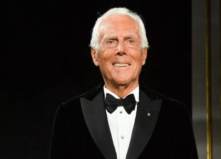 GIORGIO ARMANI CONVIRTIÓ TODA SU PRODUCCIÓN DE MODA EN CAMISOLINES PARA LOS PROFESIONALES DE LA SALUD 