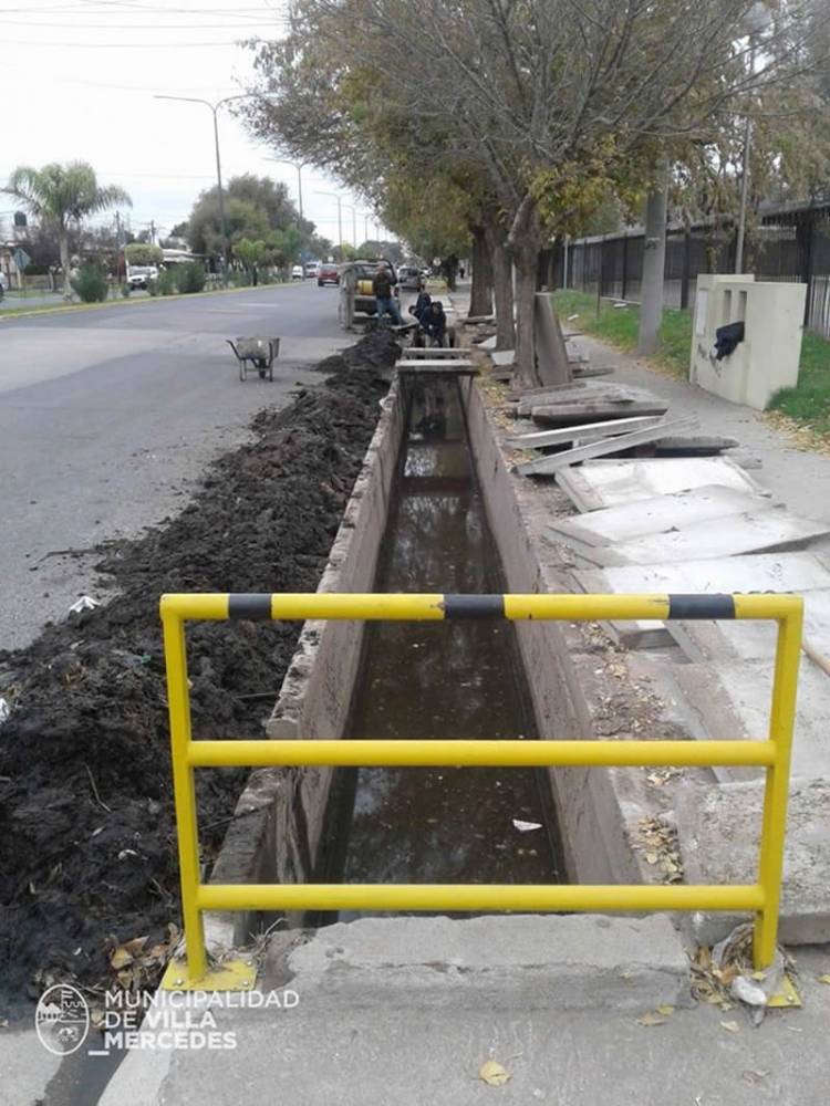 VILLA MERCEDES: COMENZARON CON EL MANTENIMIENTO Y LIMPIEZA DEL CANAL DE DESAGÜE DE LA AVENIDA 25 DE MAYO