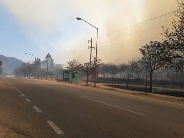 SAN LUIS: OCHO DOTACIONES DE BOMBEROS COMBATEN UN INCENDIO EN JUANA KOSLAY