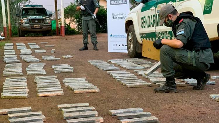 MISIONES: EN UN PROCEDIMIENTO, PATRULLA DE GENDARMES DECOMISÓ 259 KILOS DE DROGA OCULTOS CERCA DEL RÍO PARANÁ