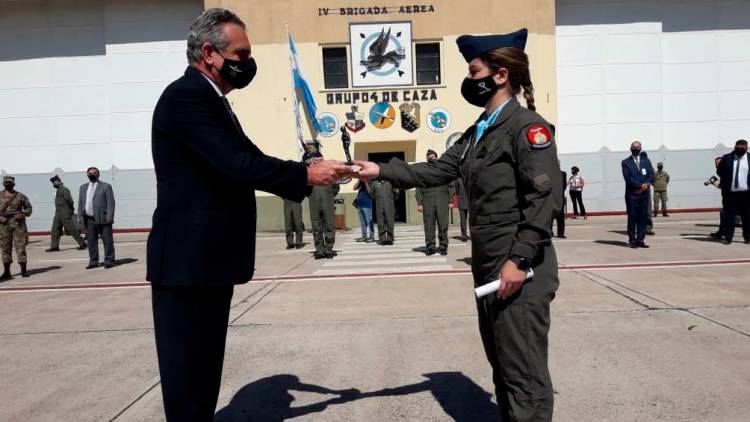 MENDOZA: EGRESÓ LA PRIMERA MUJER PILOTO DE COMBATE DE ARGENTINA
