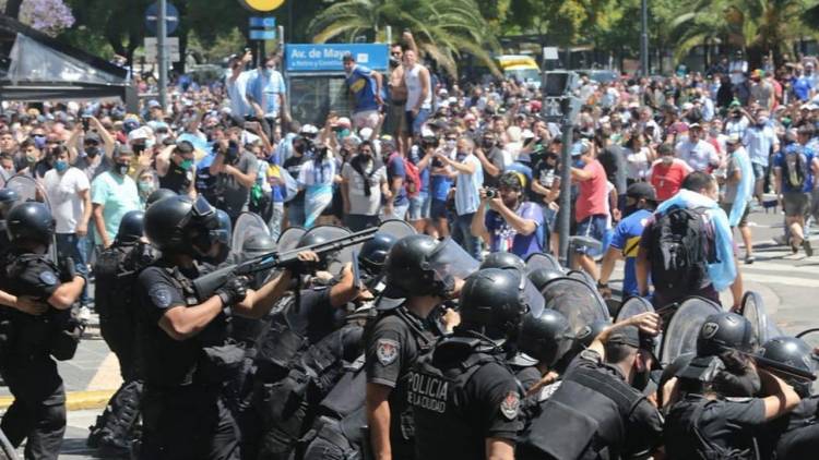 DERECHOS HUMANOS DE LA NACIÓN DENUNCIÓ A LARRETA Y SANTILLI POR LA REPRESIÓN DURANTE EL VELATORIO DE MARADONA