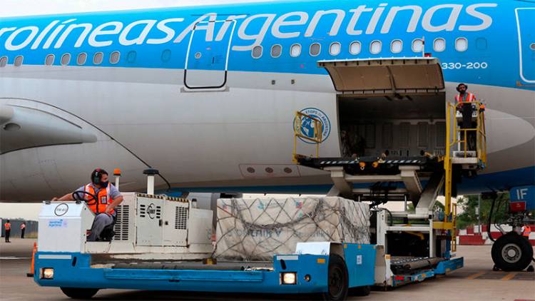 CORONAVIRUS: AFIRMAN QUE ESTE MIÉRCOLES PARTE OTRO AVIÓN HACIA RUSIA PARA BUSCAR MÁS DOSIS DE LA VACUNA
