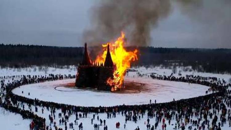 RUSIA: QUEMAN UN "CASTILLO CORONAVIRUS" PARA CELEBRAR LA MÁSLENITSA Y DECIR ADIÓS A LA PANDEMIA