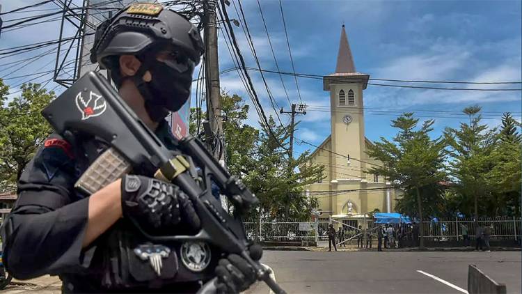 INDONESIA: UN ATAQUE SUICIDA CONTRA UNA CATEDRAL TRAS LA MISA DE RAMOS, DEJÓ 14 HERIDOS