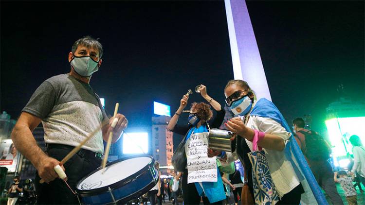 TENSIÓN E INCIDENTES EN OLIVOS Y LA ROSADA, DURANTE MANIFESTACIONES CONTRA LAS MEDIDAS TOMADAS POR EL GOBIERNO ANTE LA PANDEMIA