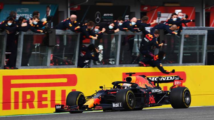 EN ACCIDENTADA CARRERA DE FÓRMULA 1, MAX  VERSTAPPEN SE IMPUSO CON AUTORIDAD EN IMOLA