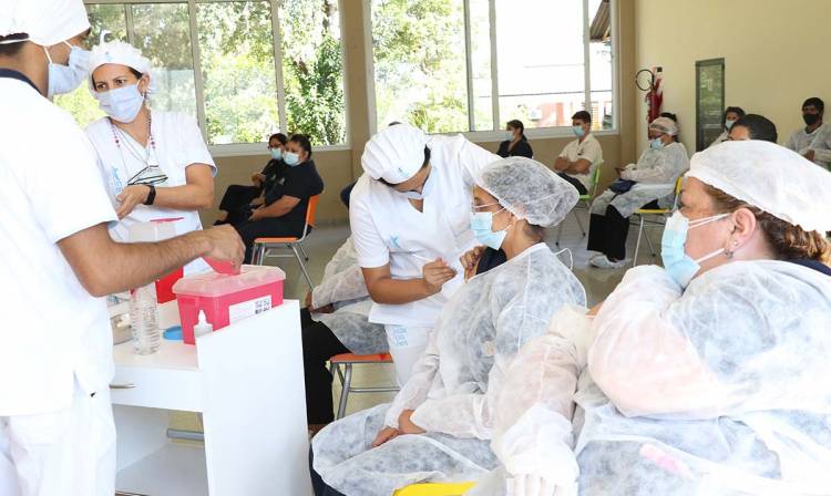 TUCUMÁN: CONTINÚA LA INMUNIZACIÓN CONTRA EL CORONAVIRUS EN LOS GERIÁTRICOS