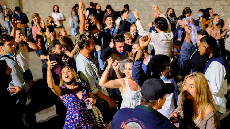 SE LEVANTÓ EN ESPAÑA EL ESTADO DE ALARMA POR COVID Y LA GENTE CELEBRÓ EN LAS CALLES