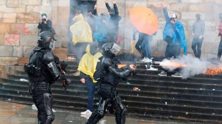 SIN ACUERDOS, SE CUMPLE UN MES DE PROTESTAS MASIVAS EN COLOMBIA MARCADAS POR LA VIOLENCIA Y EL DOLOR
