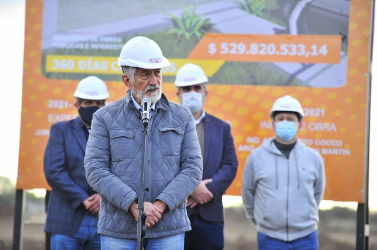 SAN LUIS: EN VILLA MERCEDES EL GOBERNADOR DIO INICIO A LA CONSTRUCCIÓN DE 300 VIVIENDAS SOCIALES