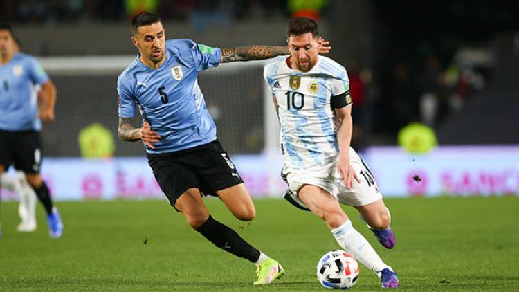 MESSI SIGUE HACIENDO HISTORIA CON SUS GOLES Y LA SELECCIÓN ARGENTINA ESTIRÓ SU INVICTO AL GOLEAR A URUGUAY