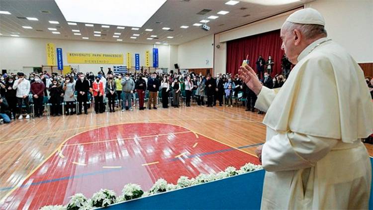 ANTE JÓVENES GRIEGOS, EL PAPA FRANCISCO CRITICÓ EL "MUNDO VIRTUAL LLENO DE APARIENCIAS" DE LAS REDES SOCIALES