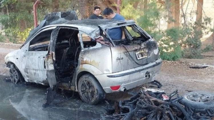 NEUQUÉN: LLEVABA LEÑA PARA EL ASADO DE NOCHEBUENA Y SE LE INCENDIÓ EL AUTO EN PLENA CALLE