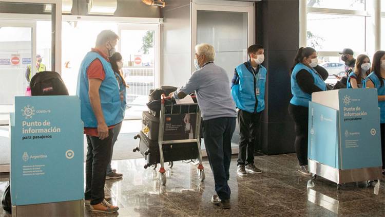 ANTE EL RÉCORD DE CASOS DE COVID EL GOBIERNO “NO EVALÚA” RESTRICCIONES EN FRONTERAS, PERO TAMPOCO LAS DESCARTA