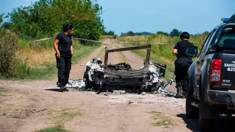 HORROR EN ROSARIO POR TRIPLE CRIMEN: ASESINAN A UN HOMBRE, A SU BEBA Y HALLAN UN CUERPO QUEMADO