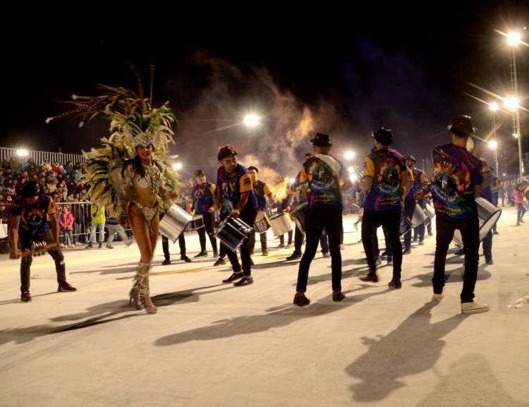 LOS CORSOS PROVINCIALES DE SAN LUIS CERRARON A PURO RITMO CON EL SHOW DE “KAPANGA” EN VILLA MERCEDES