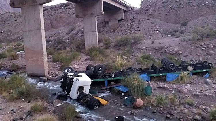 MURIÓ UN CAMIONERO QUE VOLVÍA DE CHILE AL DESBARRANCAR SU VEHÍCULO EN UNA ZONA DE ALTA MONTAÑA EN MENDOZA