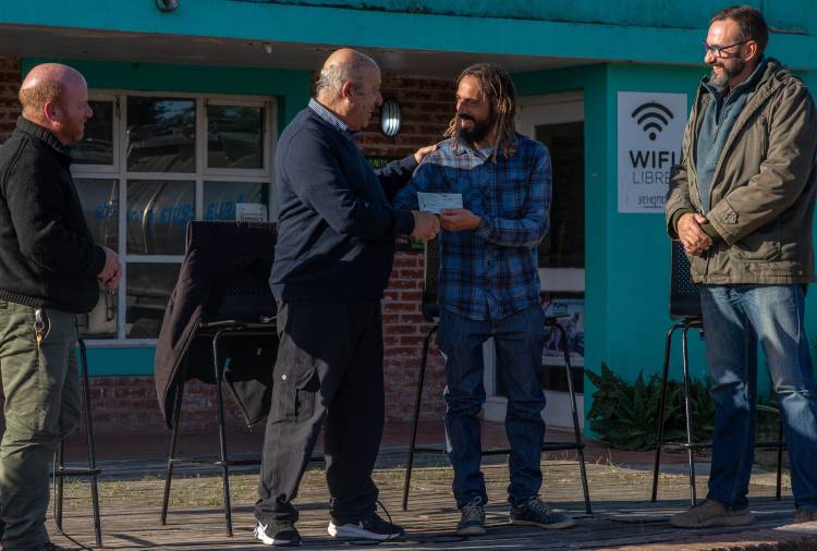 MAR CHIQUITA NO SE DETIENE: EL INTENDENTE JORGE PAREDI OTORGÓ UN SUBSIDIO A LA ASOCIACIÓN DE FORMENTO LOCAL