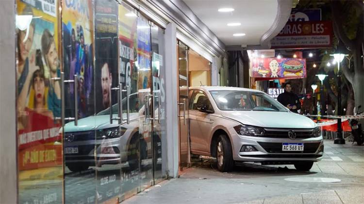 ARRESTO DOMICILIARIO PARA EL CONDUCTOR QUE ATROPELLÓ A 23 PERSONAS EN LA PUERTA DE UN TEATRO EN MENDOZA 