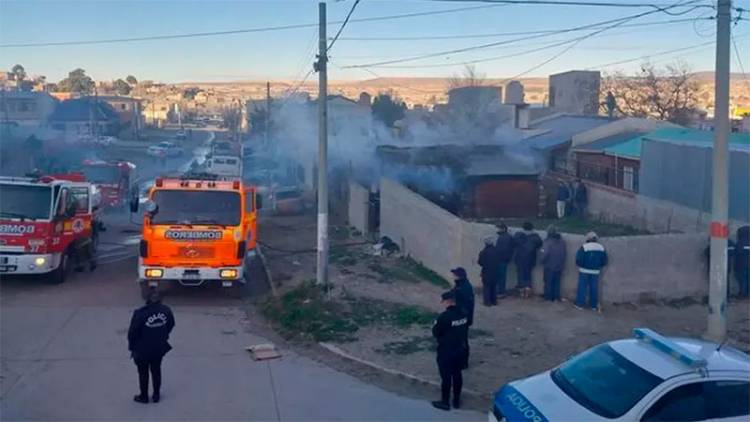 UNA MADRE Y SUS HIJOS DE 2 Y 5 AÑOS MURIERON EN INCENDIO EN SU VIVIENDA EN COMODORO RIVADAVIA