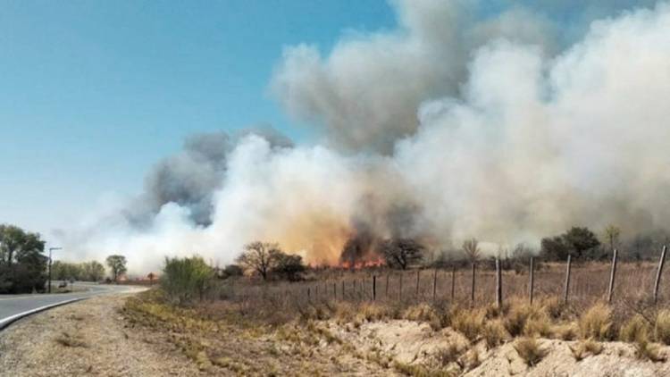 INCENDIOS EN CÓRDOBA: VIENTOS DE 90KM POR HORA AVIVARON LOS FOCOS EN LA ZONA DE CURA BROCHERO