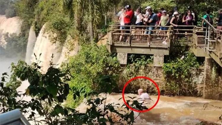 MISIONES: EL GRAN CAUDAL DIFICULTA LA BÚSQUEDA DE TURISTA QUE CAYÓ AL RÍO EN LAS CATARATAS