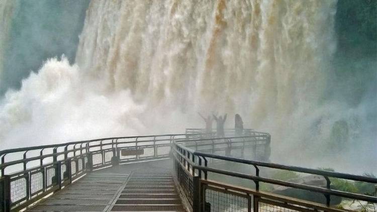 MISIONES: LAS CATARATAS DEL IGUAZÚ AUMENTARON SU CAUDAL DE AGUA 10 VECES, POR LAS LLUVIAS