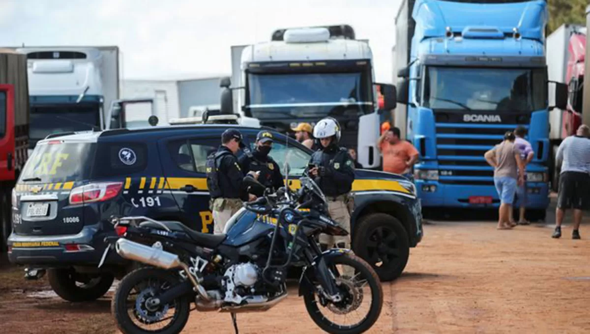 CAMIONEROS BLOQUEAN RUTAS EN BRASIL PARA RECHAZAR LA DERROTA DE BOLSONARO